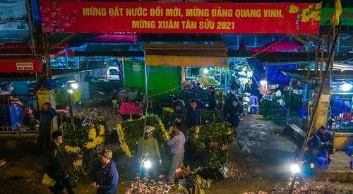 Chợ hoa đêm Quảng An, được biết đến là chợ đầu mối cung cấp hoa tươi lớn nhất Hà Nội. Chợ họp trên khoảng không gian nằm dọc trên đường đê Âu Cơ (Ảnh: Báo Lao động)